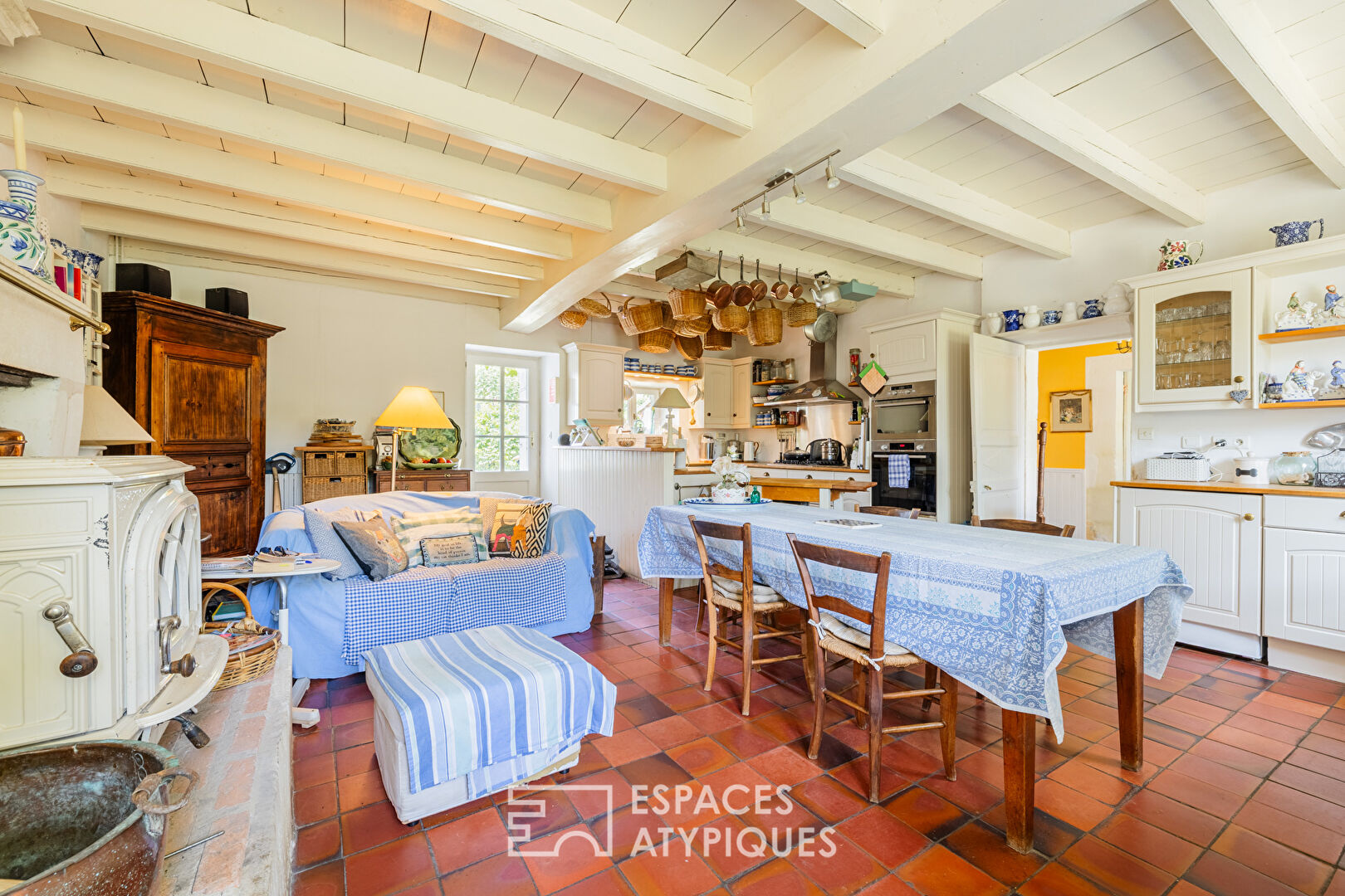 Charentaise de charme à rénover avec gîtes, piscine et dépendances