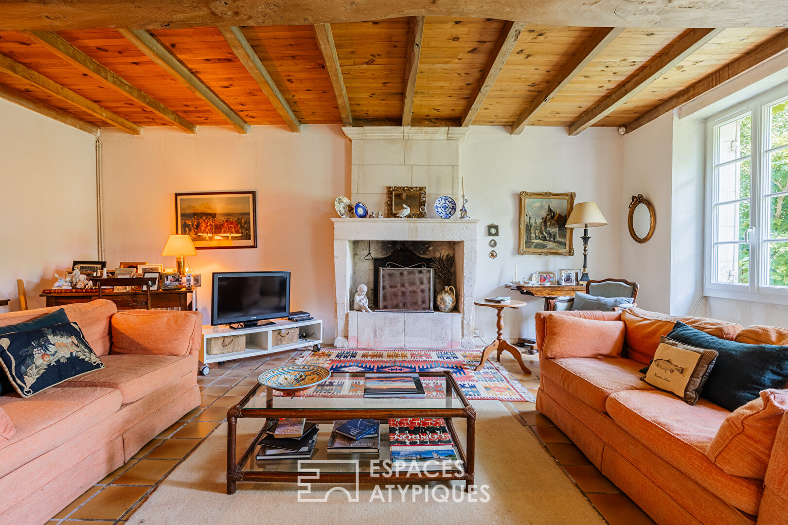 Charentaise de charme à rénover avec gîtes, piscine et dépendances