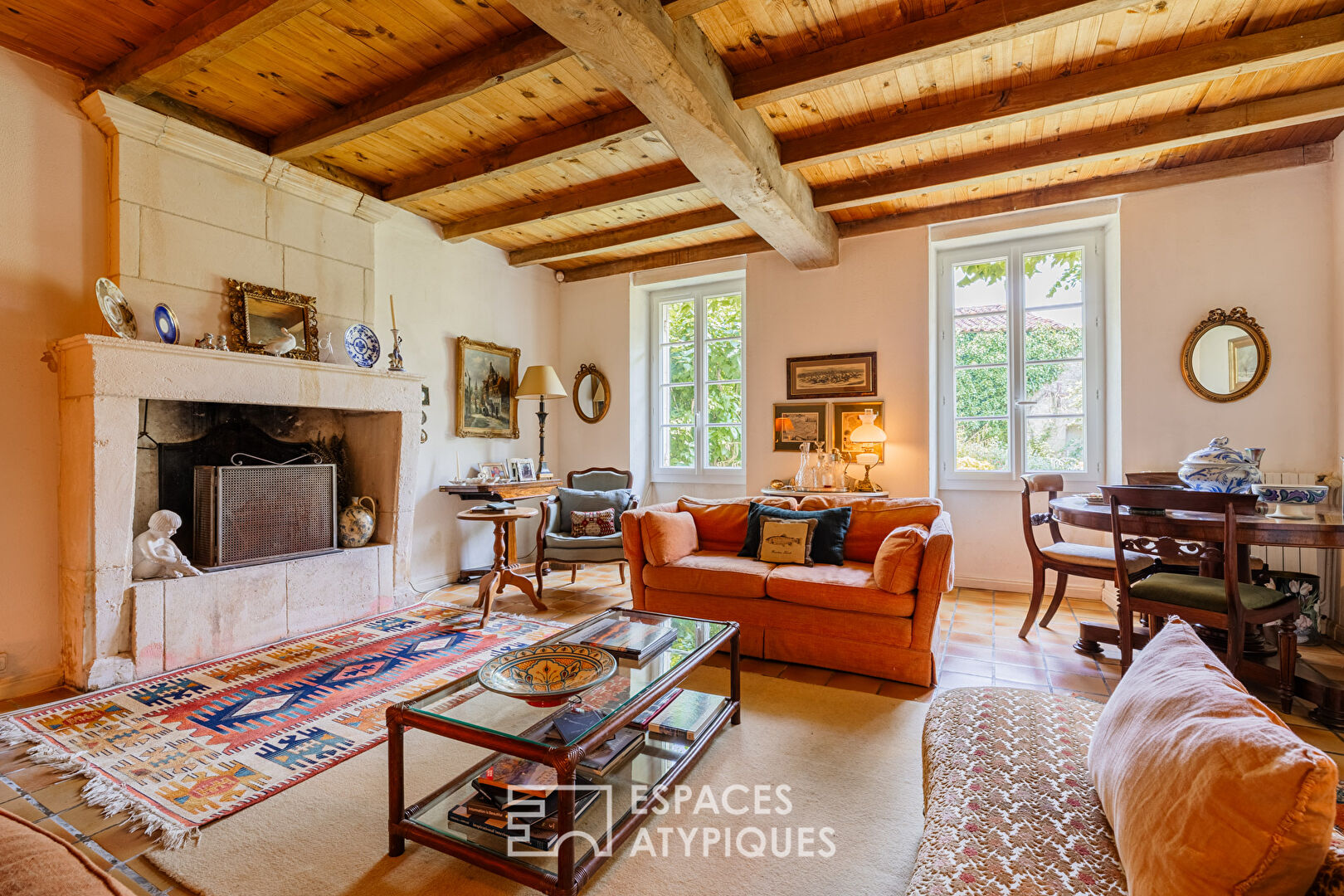 Charentaise de charme à rénover avec gîtes, piscine et dépendances