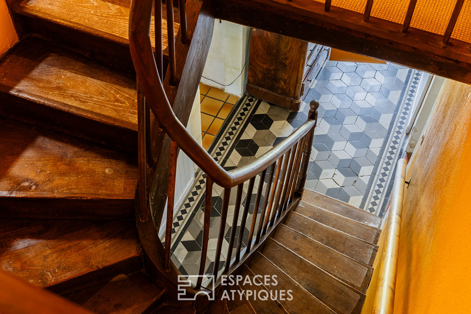 Charentaise de charme à rénover avec gîtes, piscine et dépendances
