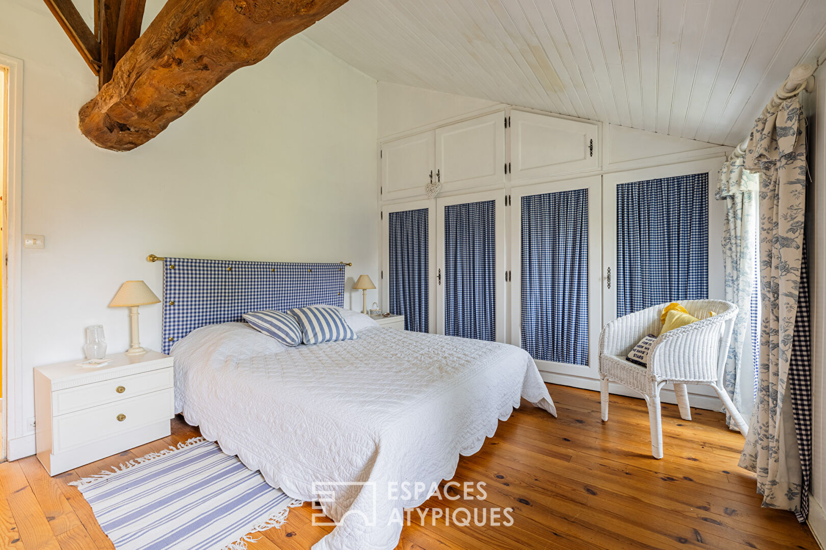 Charentaise de charme à rénover avec gîtes, piscine et dépendances