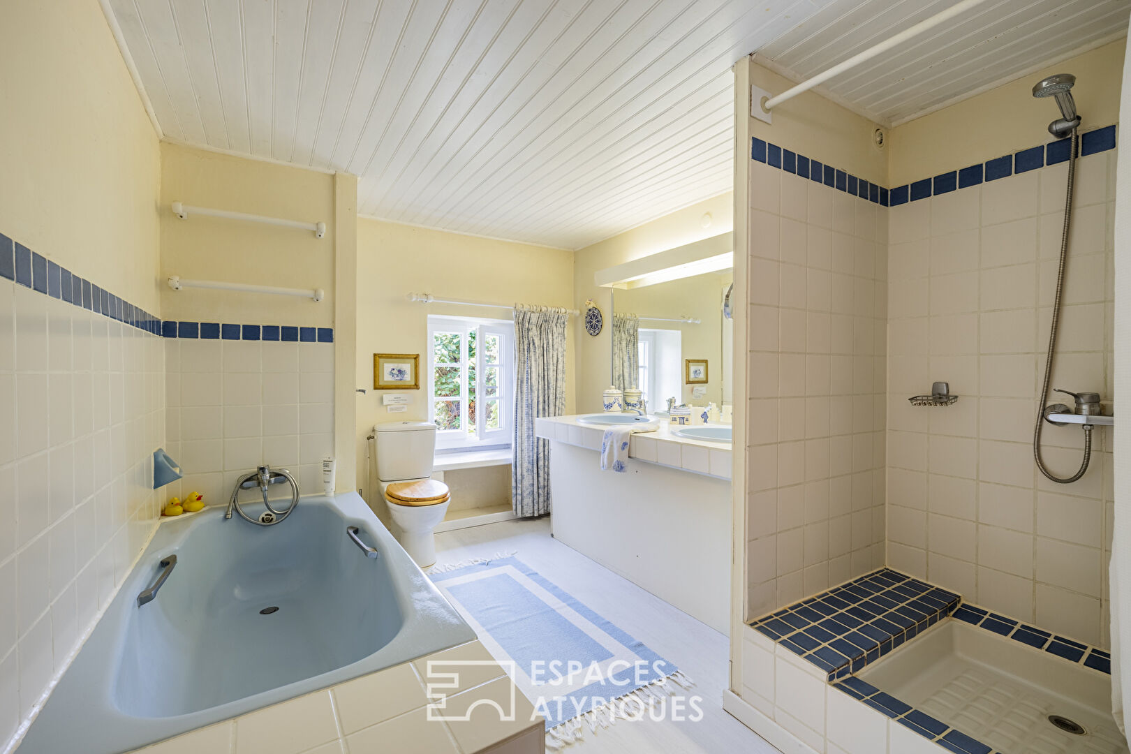 Charentaise de charme à rénover avec gîtes, piscine et dépendances