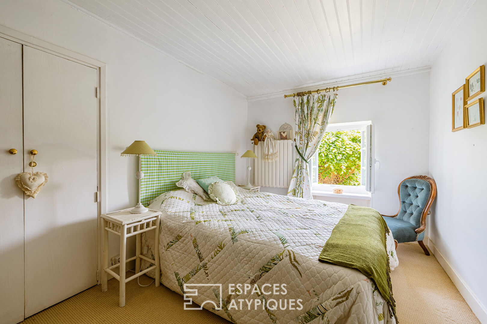 Charentaise de charme à rénover avec gîtes, piscine et dépendances