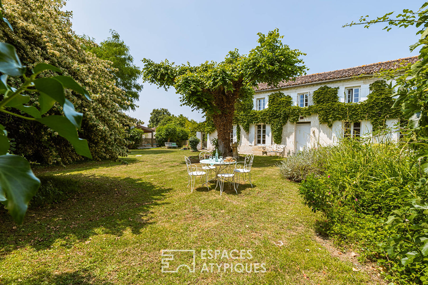 Charentaise de charme à rénover avec gîtes, piscine et dépendances