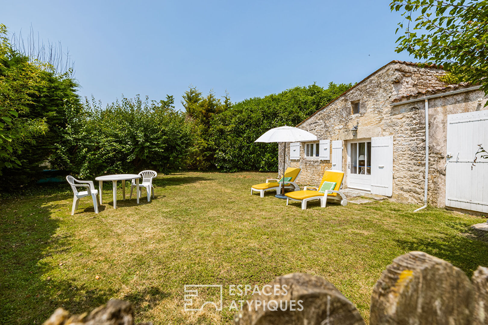 Charentaise de charme à rénover avec gîtes, piscine et dépendances
