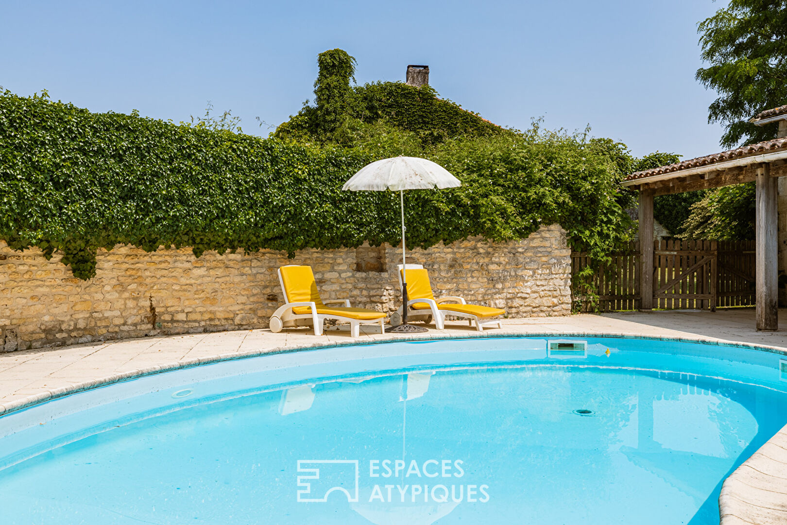 Charentaise de charme à rénover avec gîtes, piscine et dépendances
