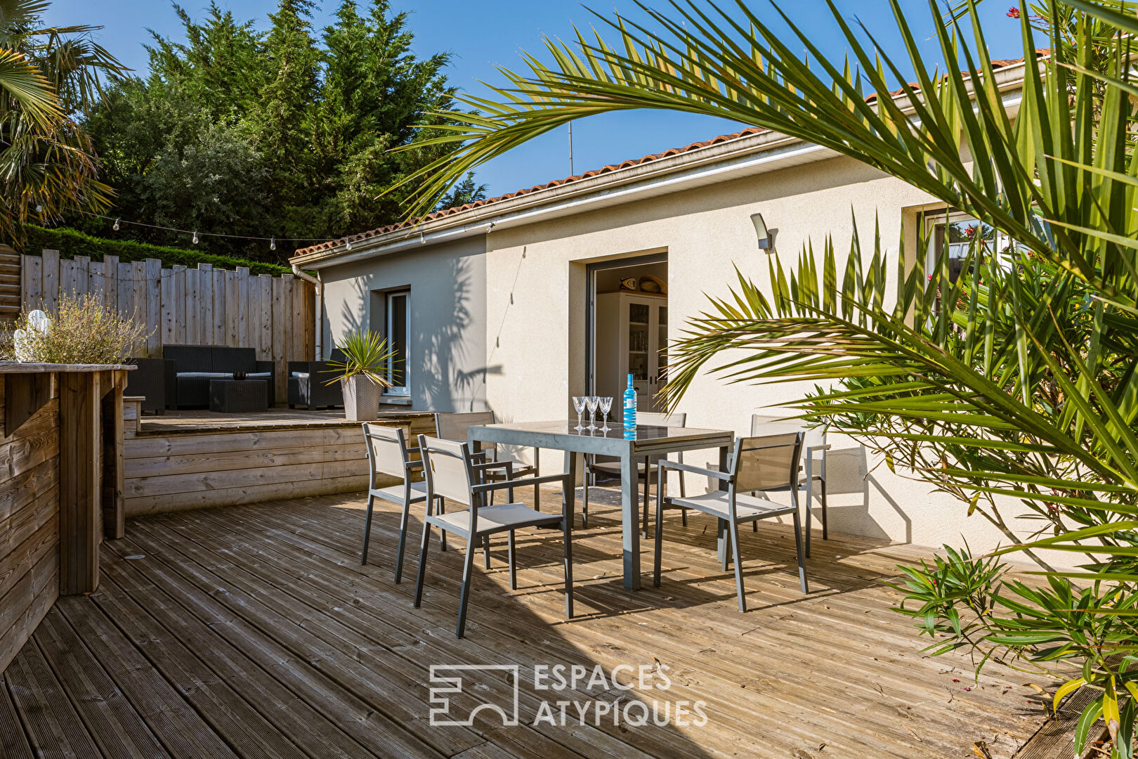 Comfortable single-story house with a summer feel