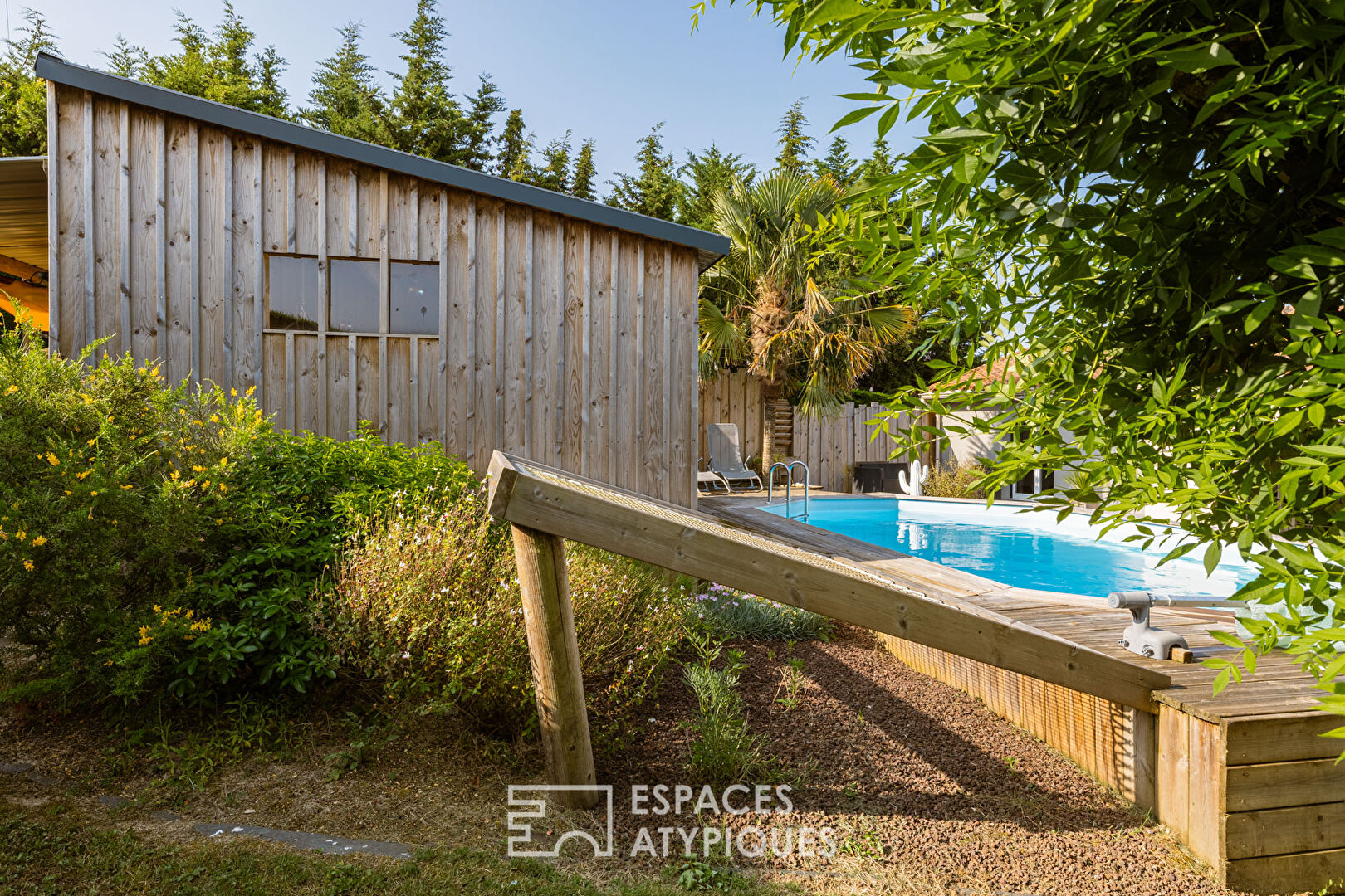 Comfortable single-story house with a summer feel