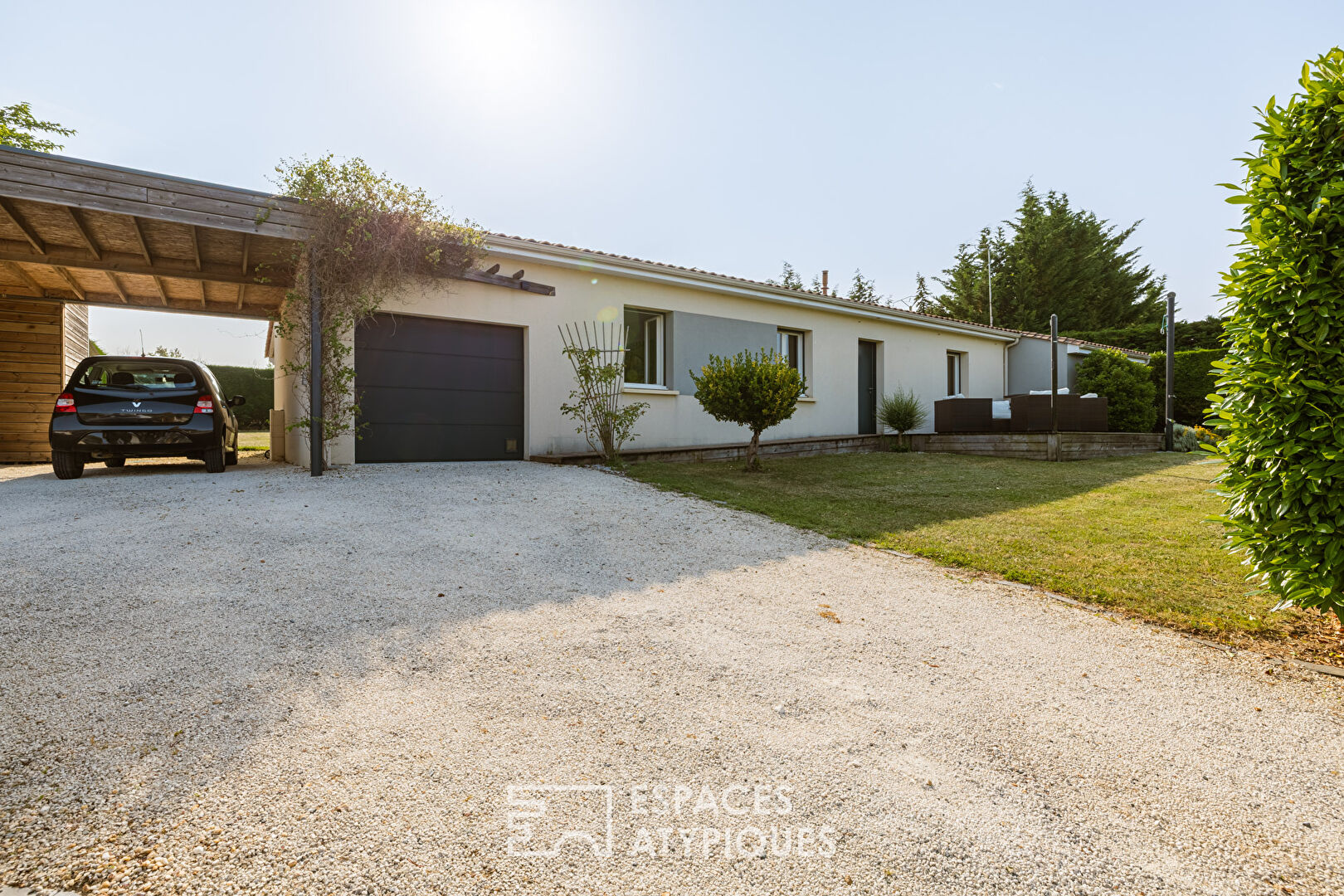Comfortable single-story house with a summer feel