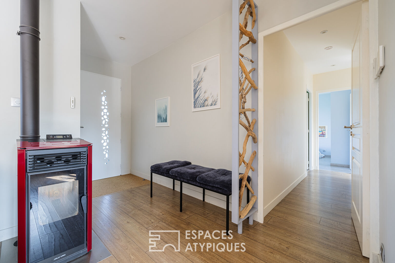 Comfortable single-story house with a summer feel