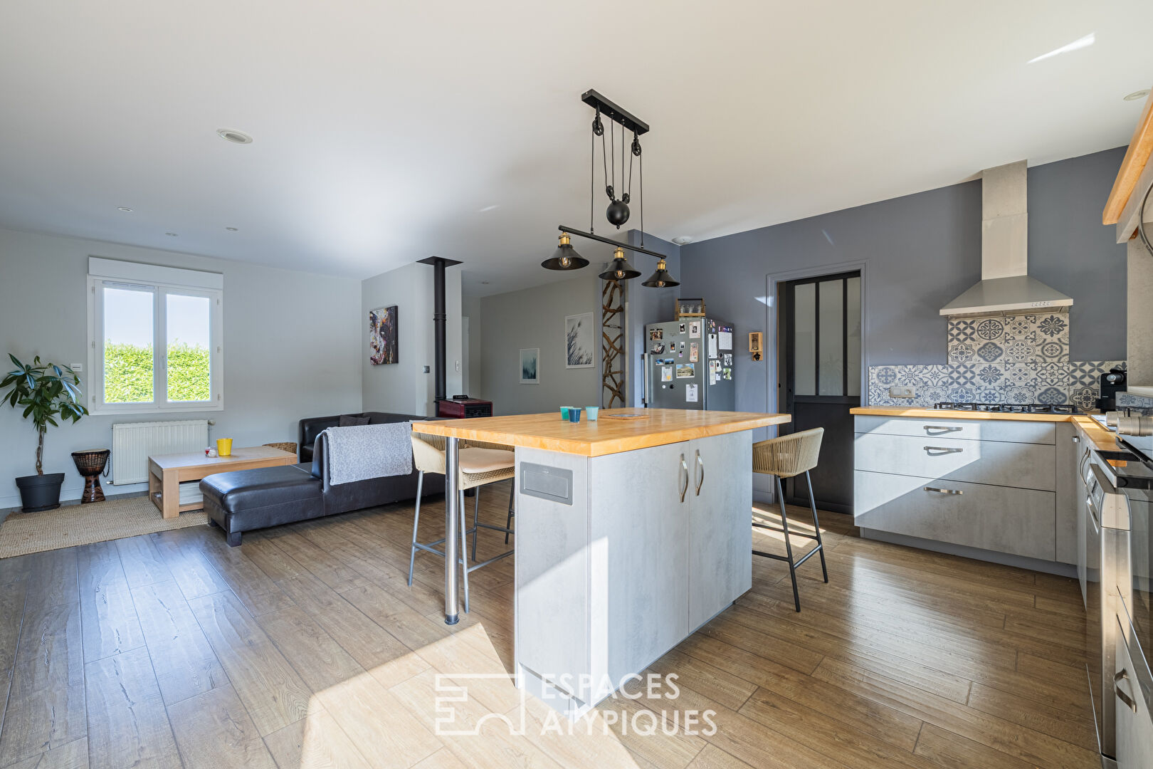 Comfortable single-story house with a summer feel
