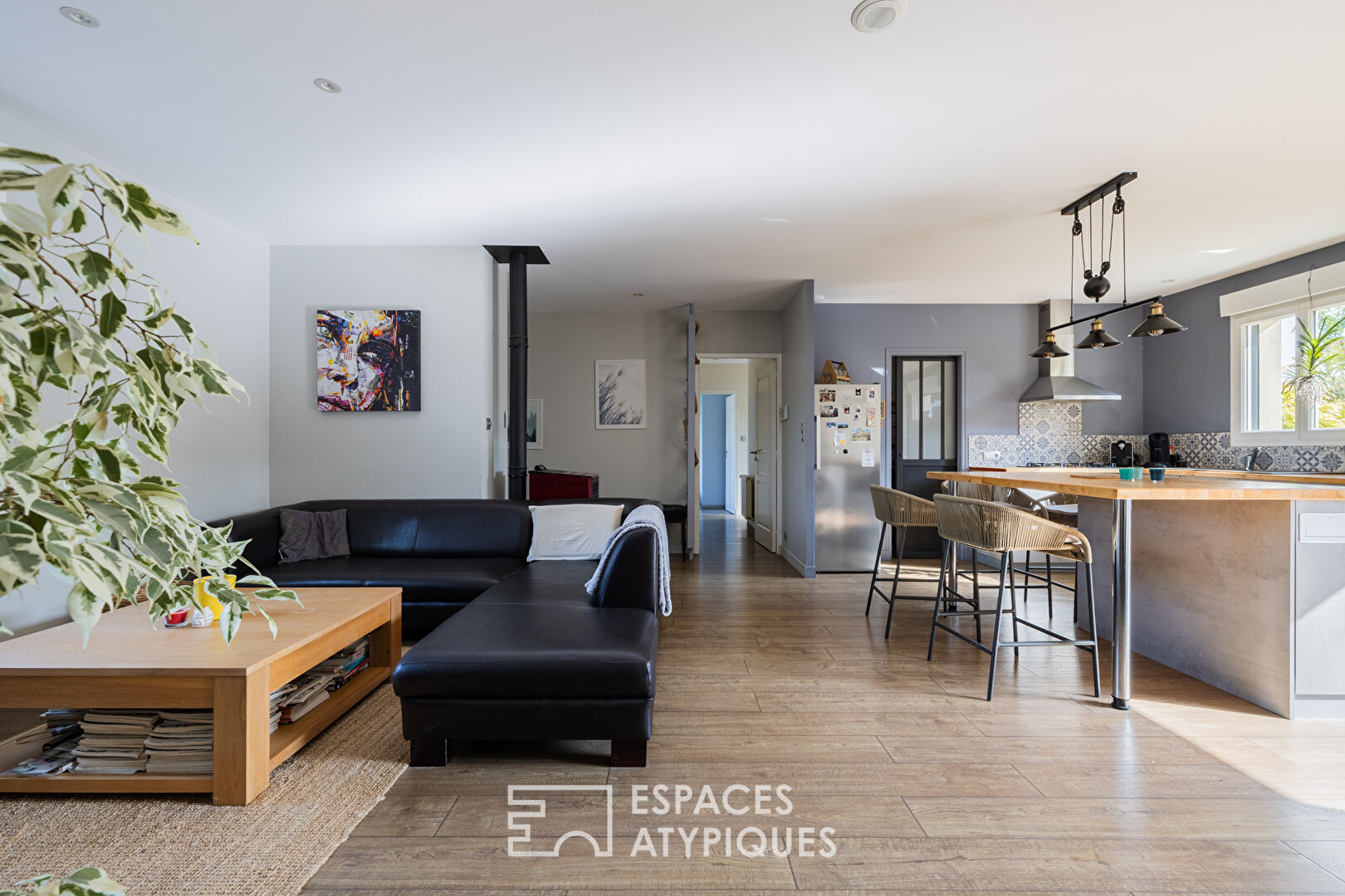 Comfortable single-story house with a summer feel