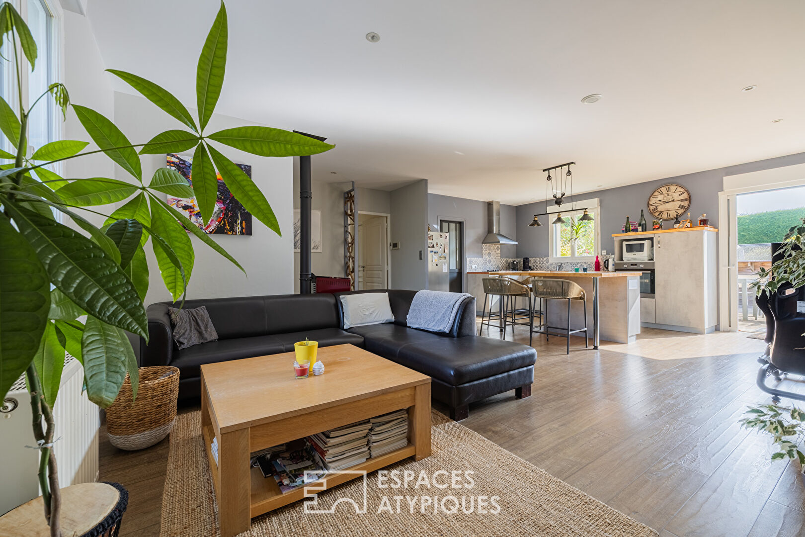 Comfortable single-story house with a summer feel