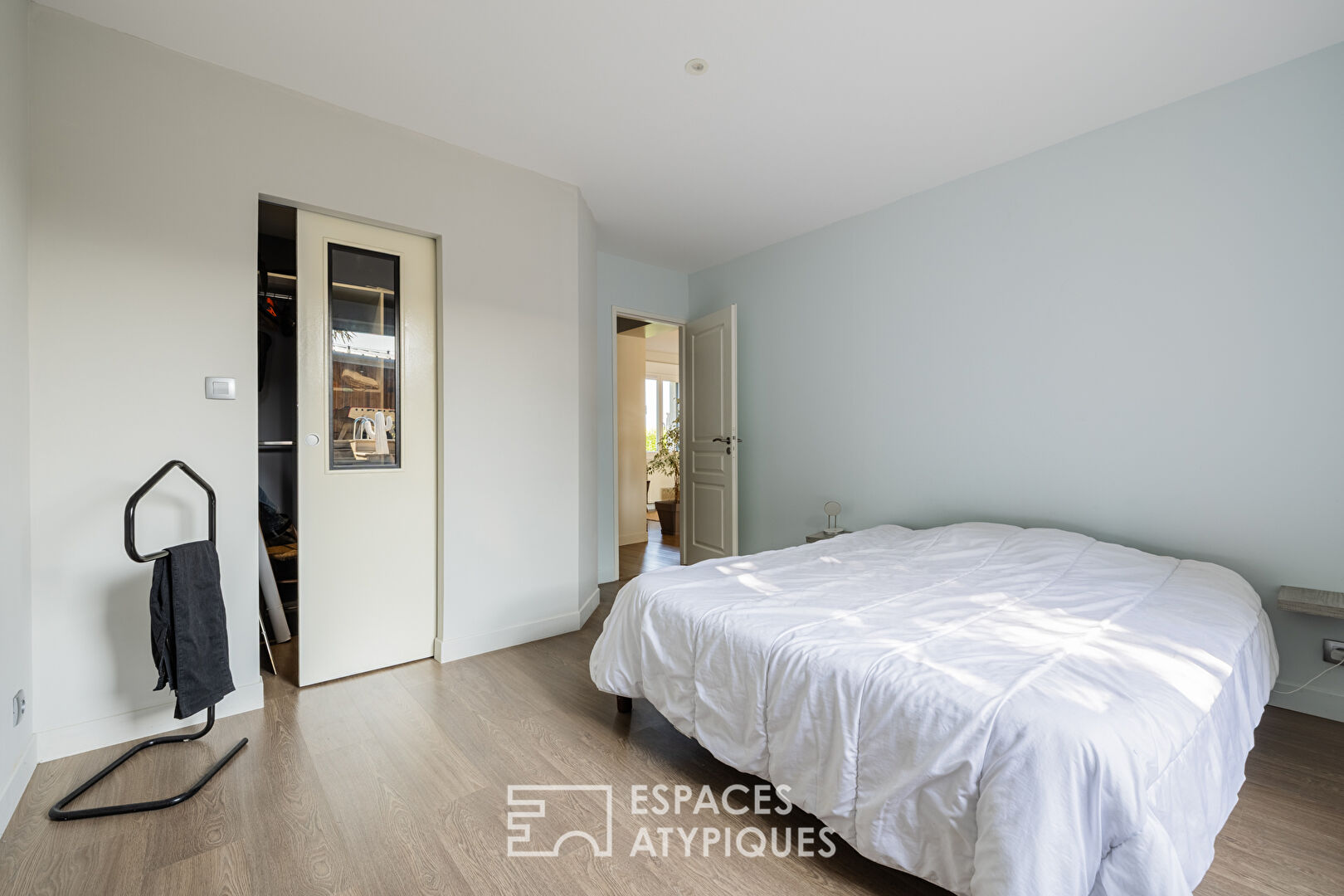 Comfortable single-story house with a summer feel