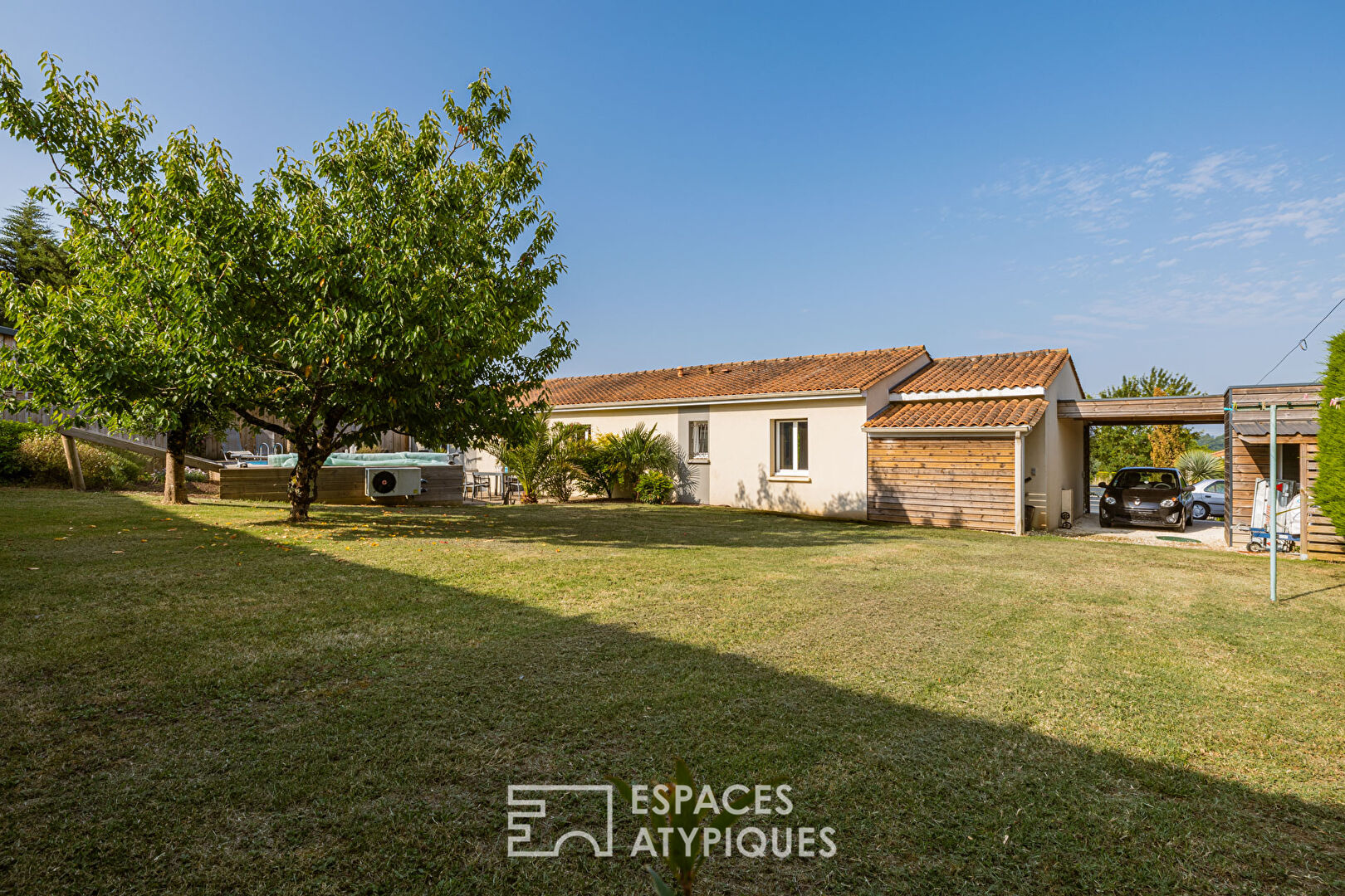 Comfortable single-story house with a summer feel