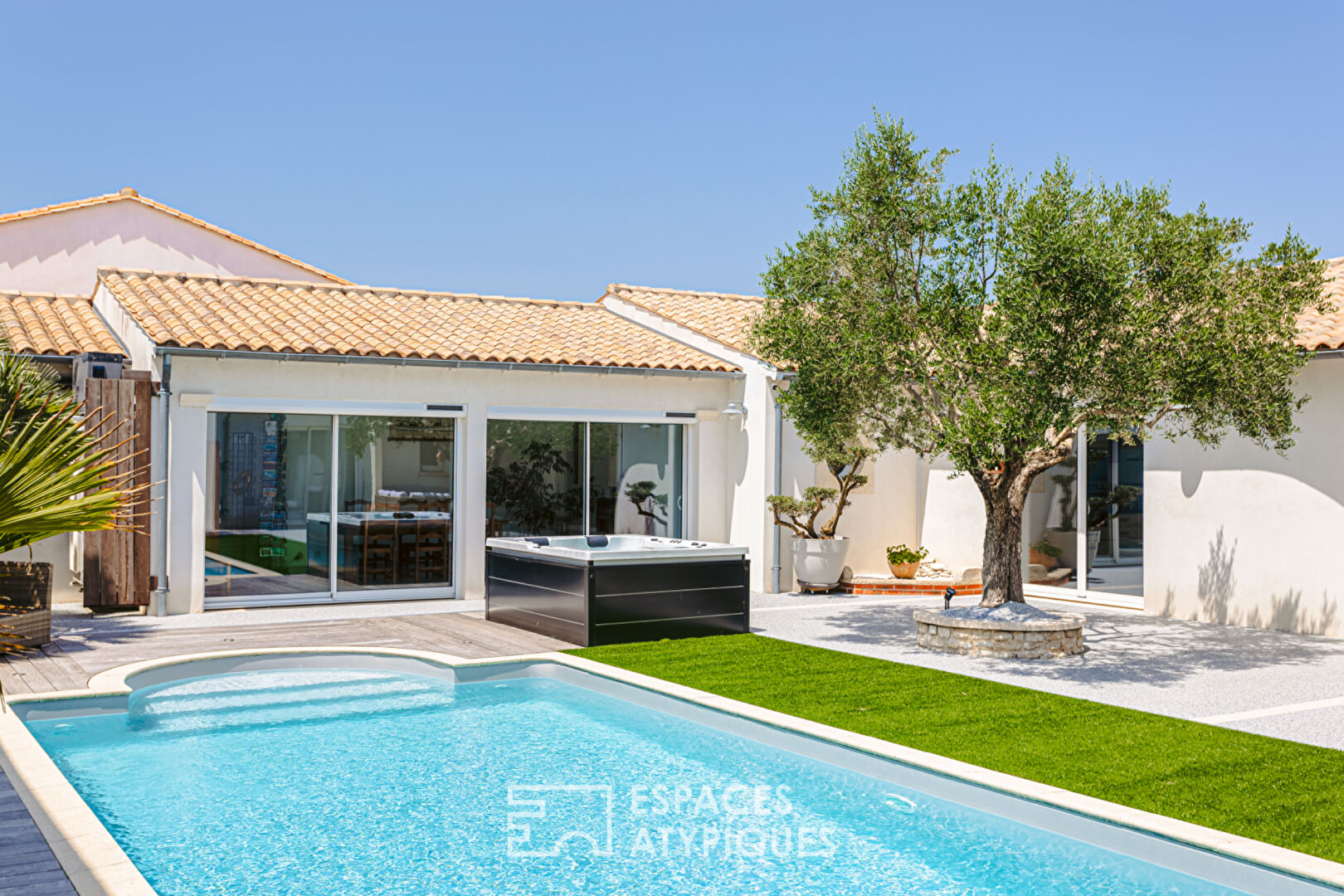 Intimate enclosed house near La Rochelle