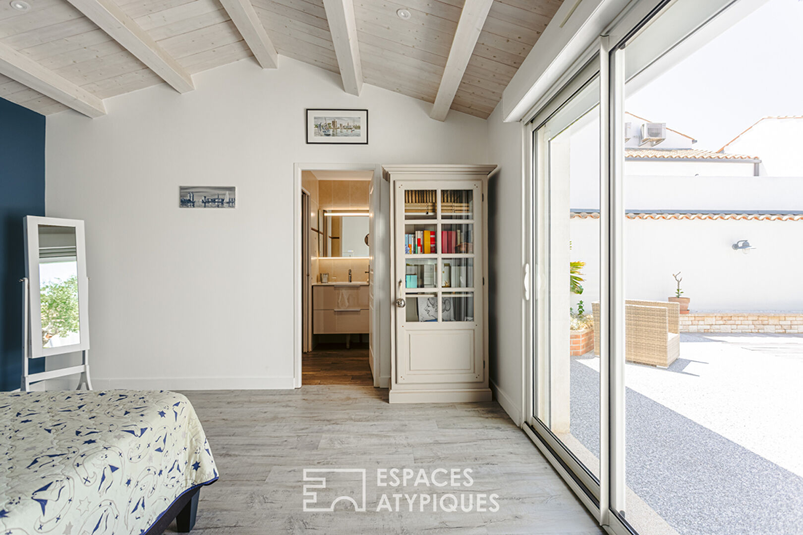 Intimate enclosed house near La Rochelle