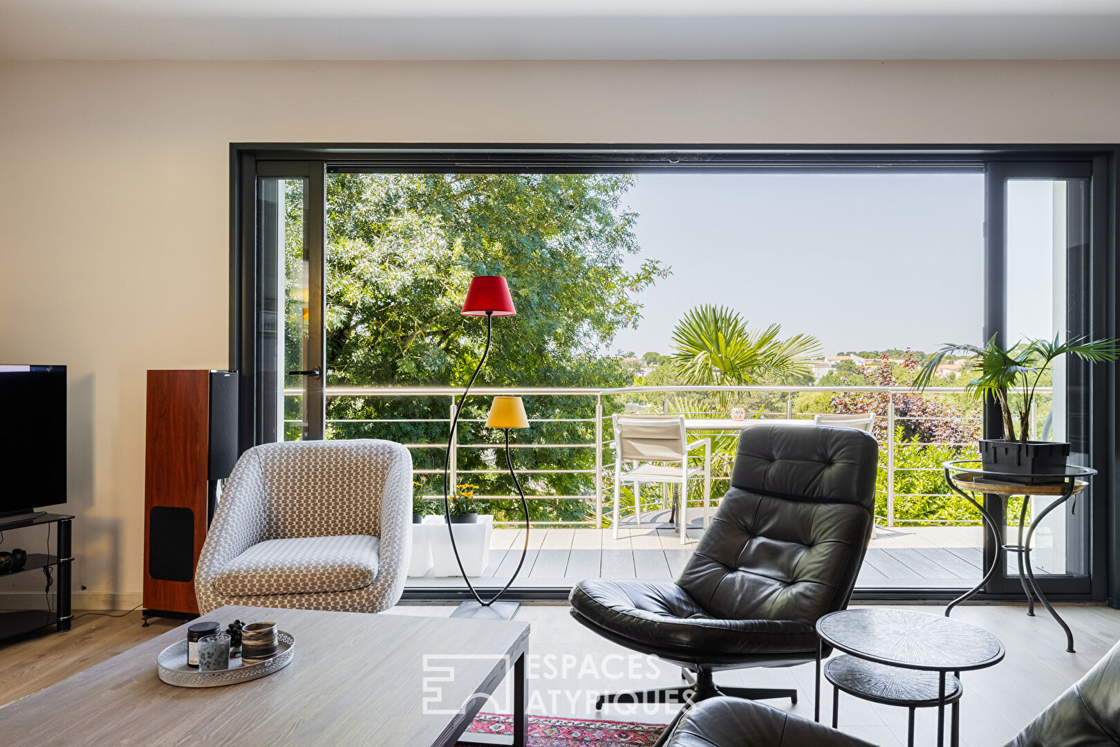 Contemporary house between sky and canopy, 500 meters from Nauzan beach