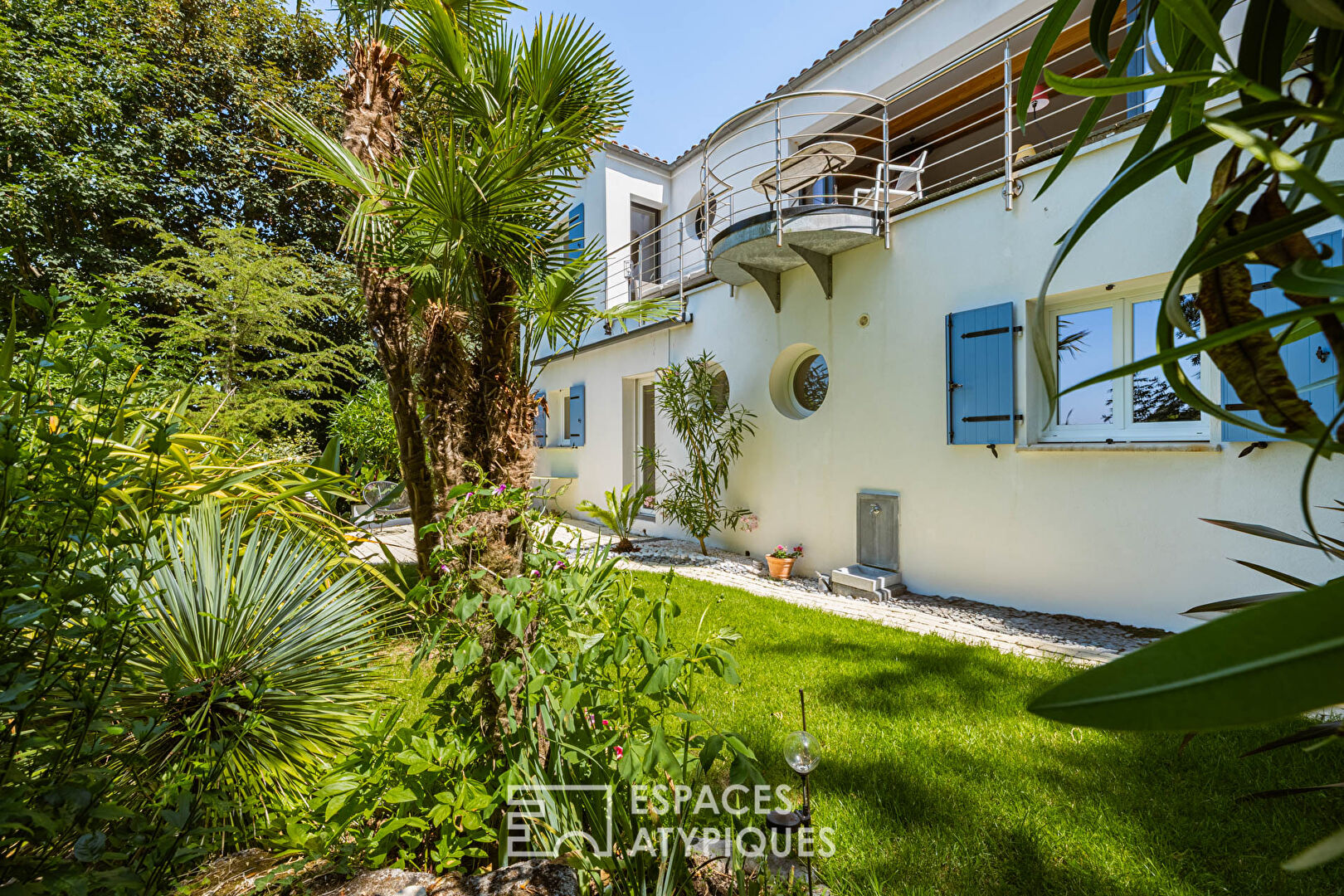 Contemporary house between sky and canopy, 500 meters from Nauzan beach