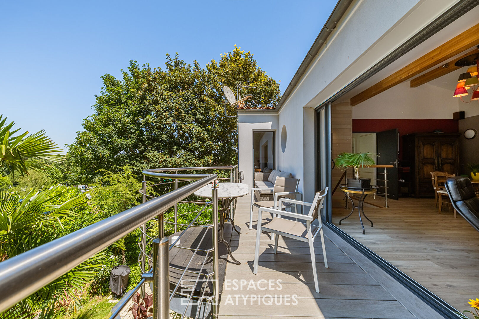 Contemporary house between sky and canopy, 500 meters from Nauzan beach