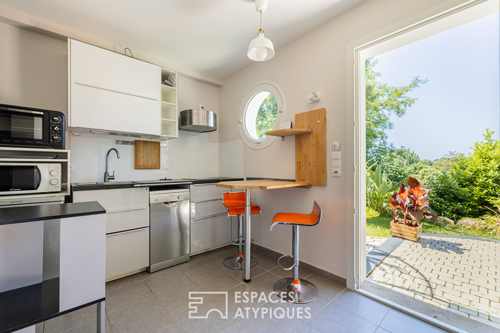 Contemporary house between sky and canopy, 500 meters from Nauzan beach
