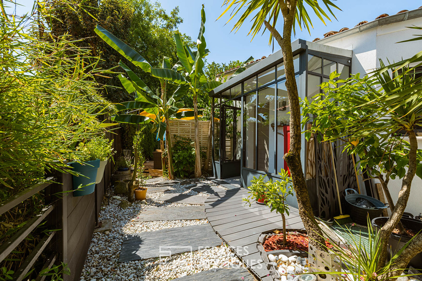 Contemporary house between sky and canopy, 500 meters from Nauzan beach