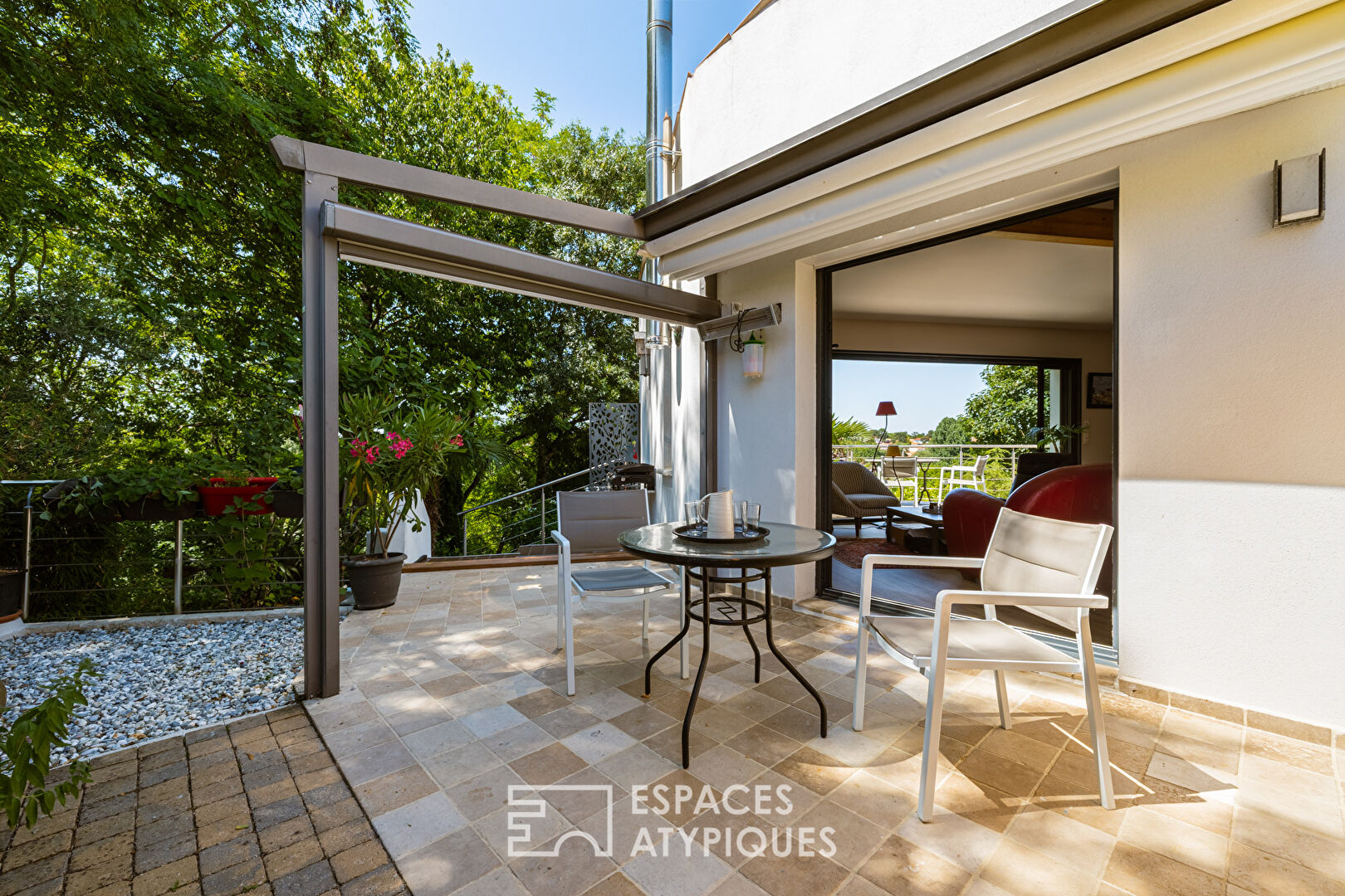 Contemporary house between sky and canopy, 500 meters from Nauzan beach