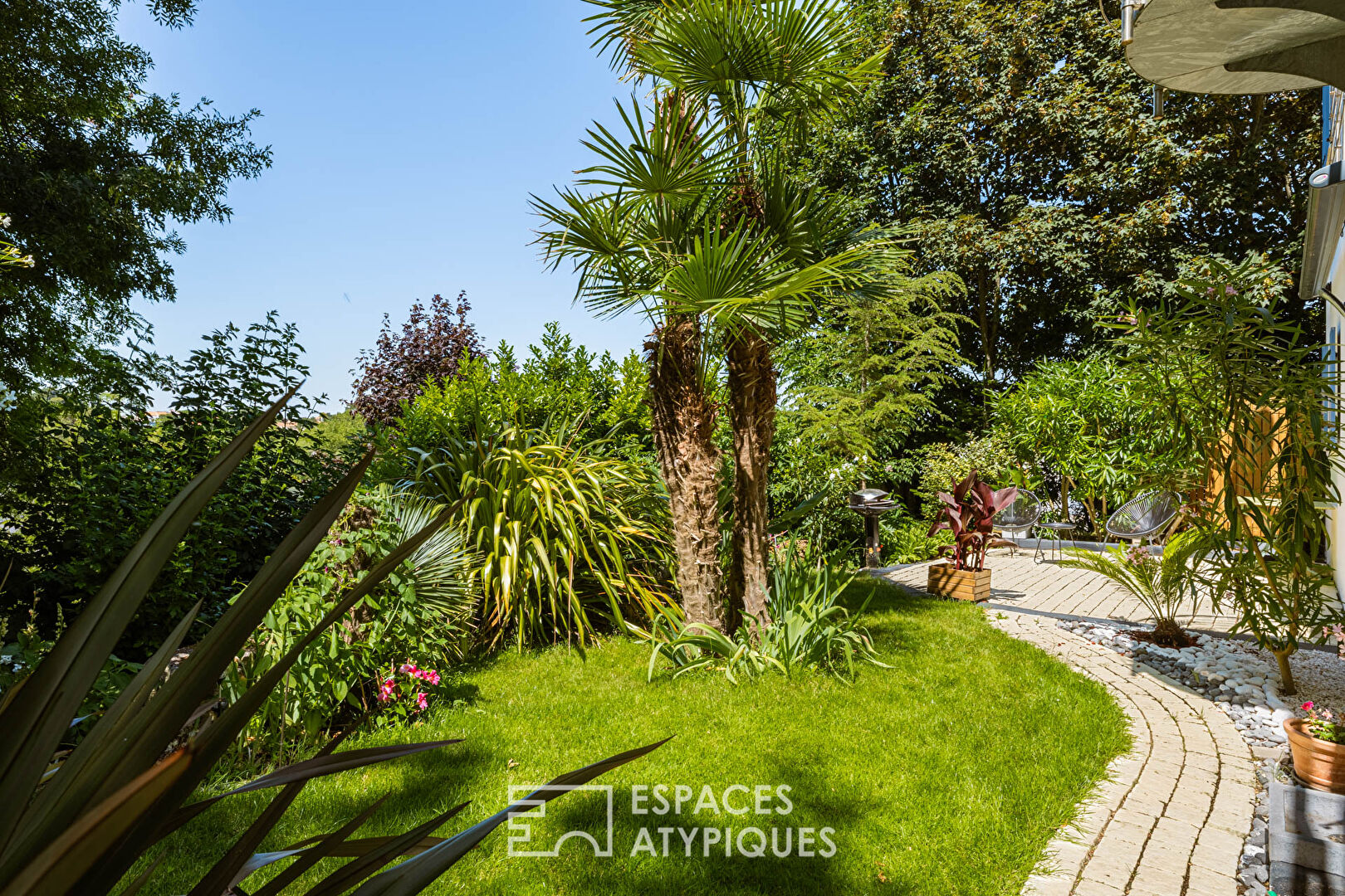 Contemporary house between sky and canopy, 500 meters from Nauzan beach