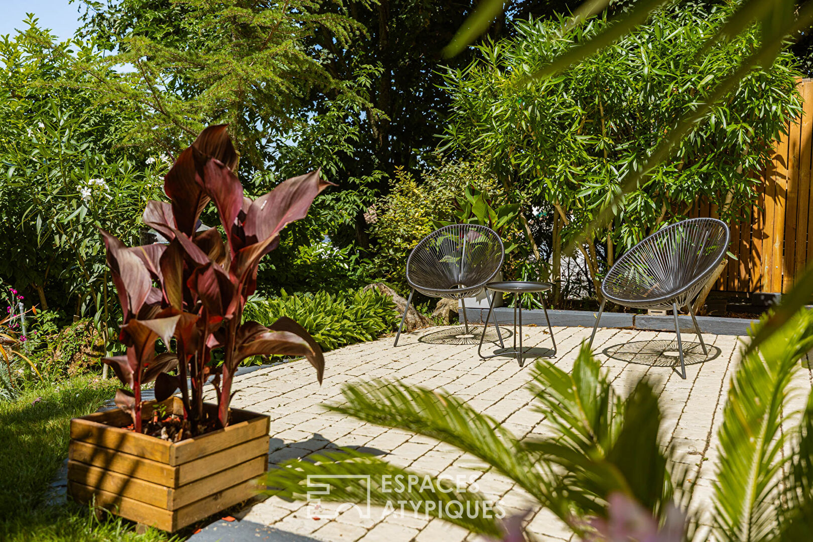 Contemporary house between sky and canopy, 500 meters from Nauzan beach