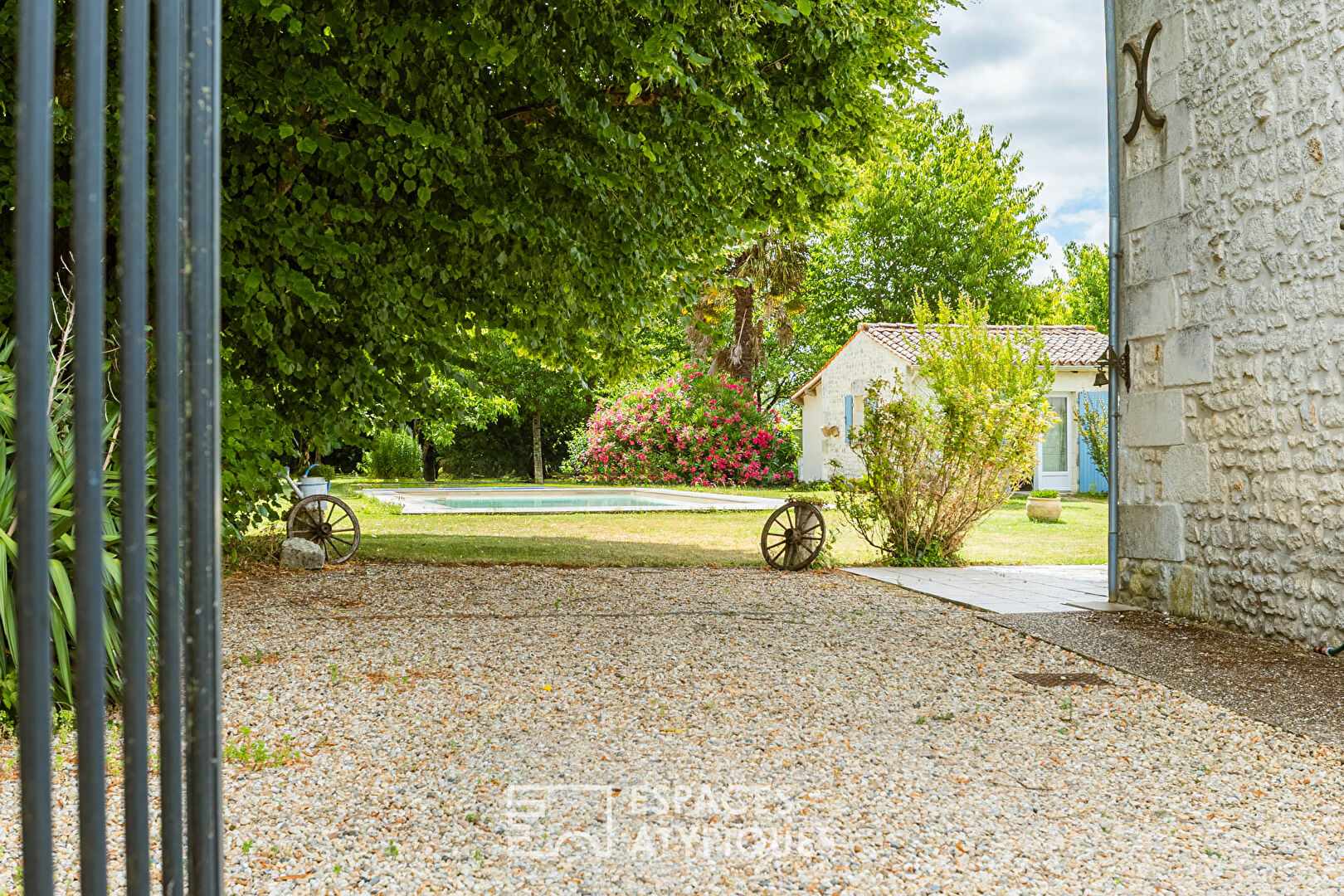 Le charme d’une ferme rénovée dans un havre de verdure