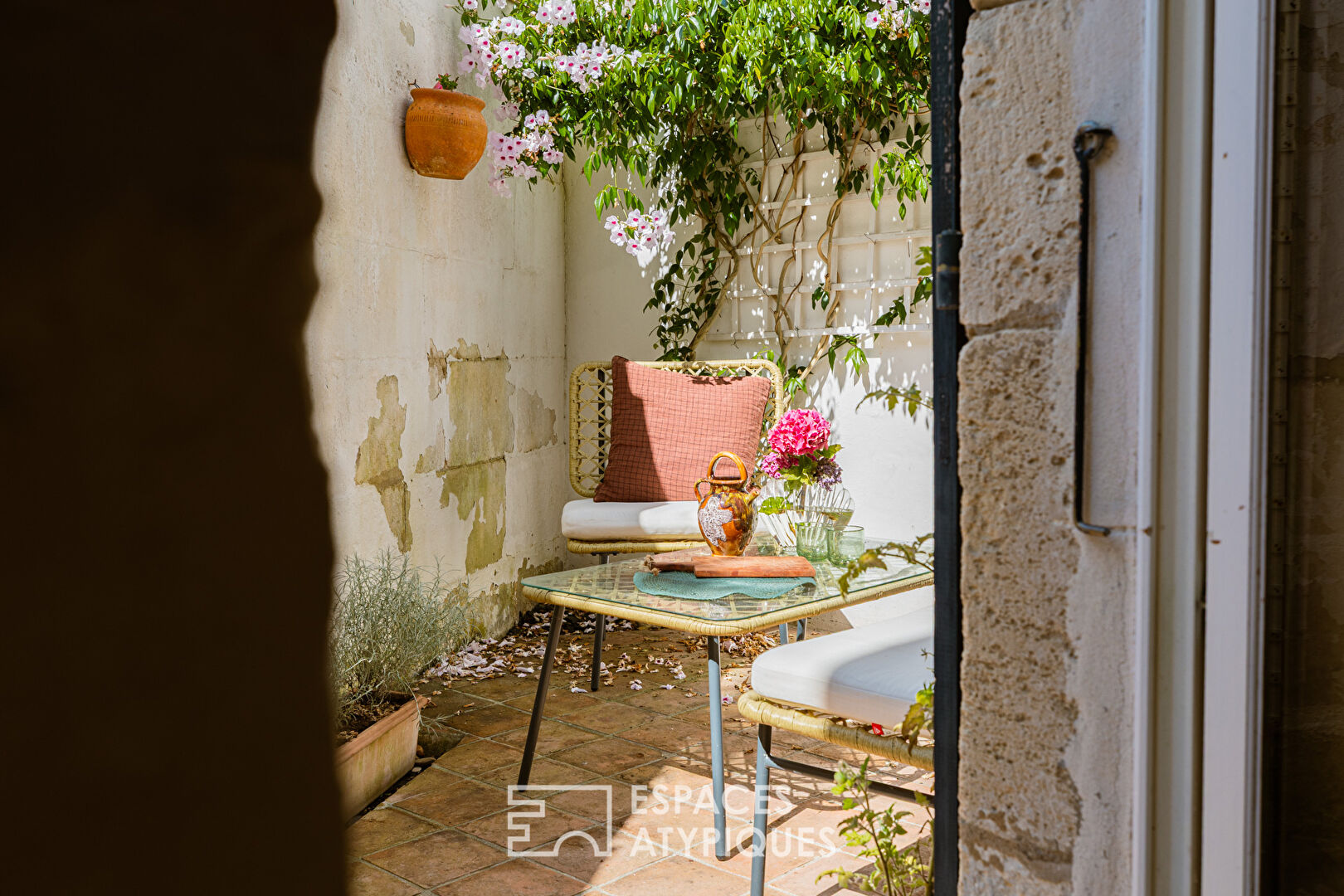 A cocoon of elegance in the heart of the city with terrace