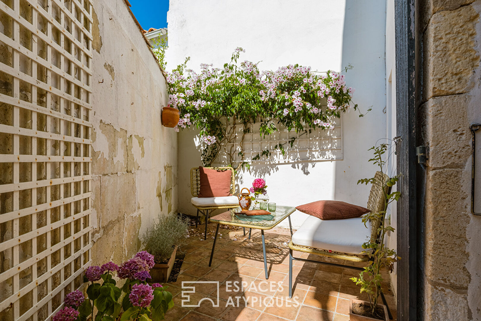 A cocoon of elegance in the heart of the city with terrace