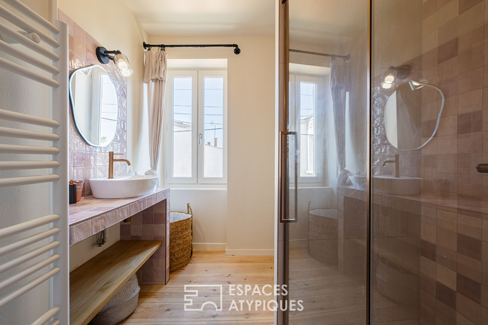 A cocoon of elegance in the heart of the city with terrace