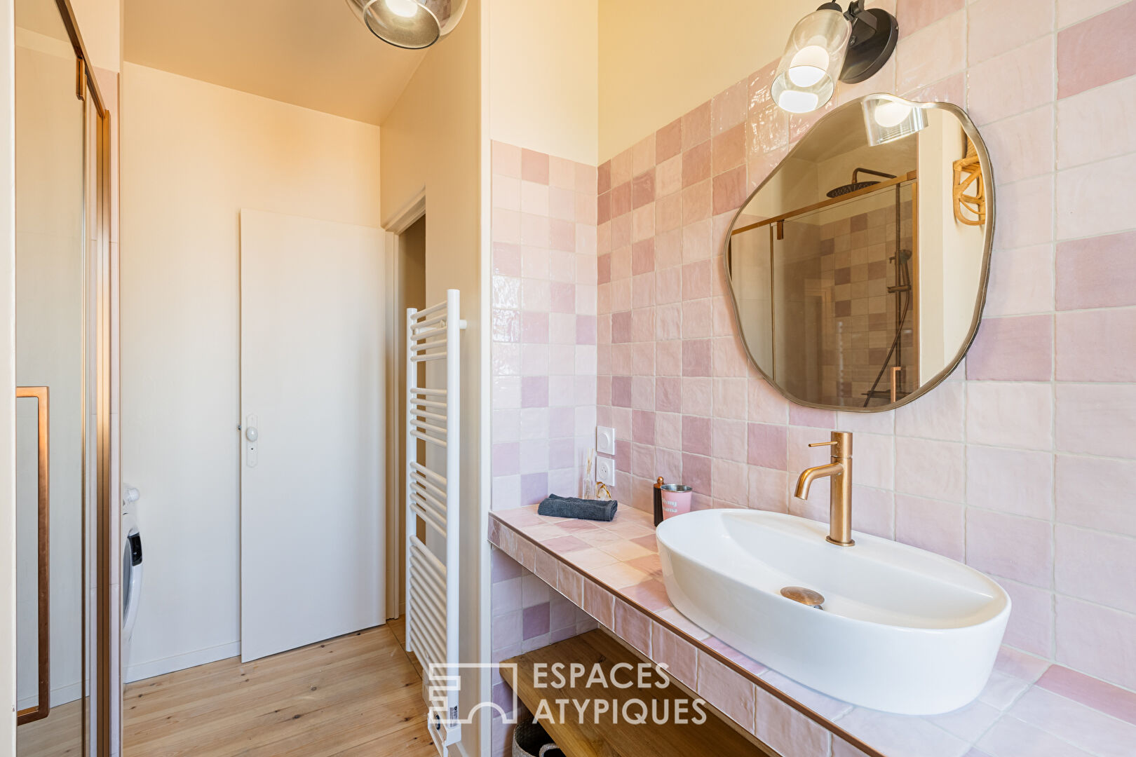 A cocoon of elegance in the heart of the city with terrace