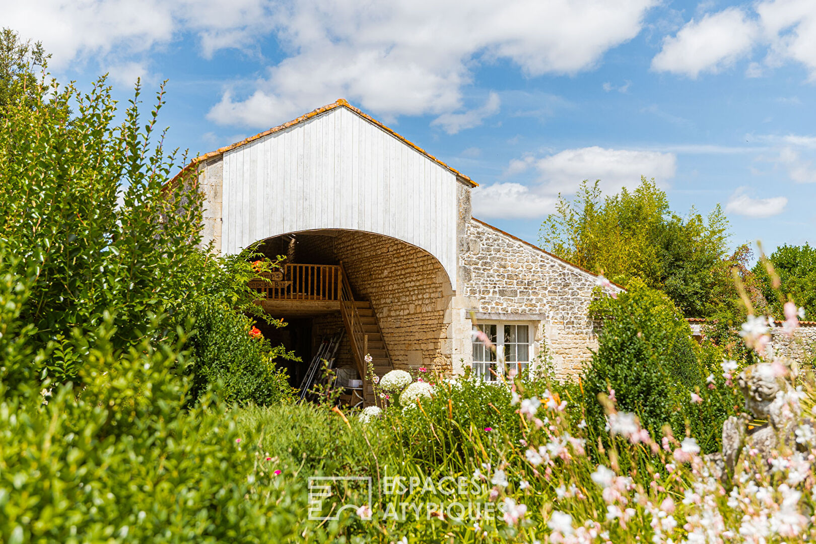Authentic country house, the art of living in nature