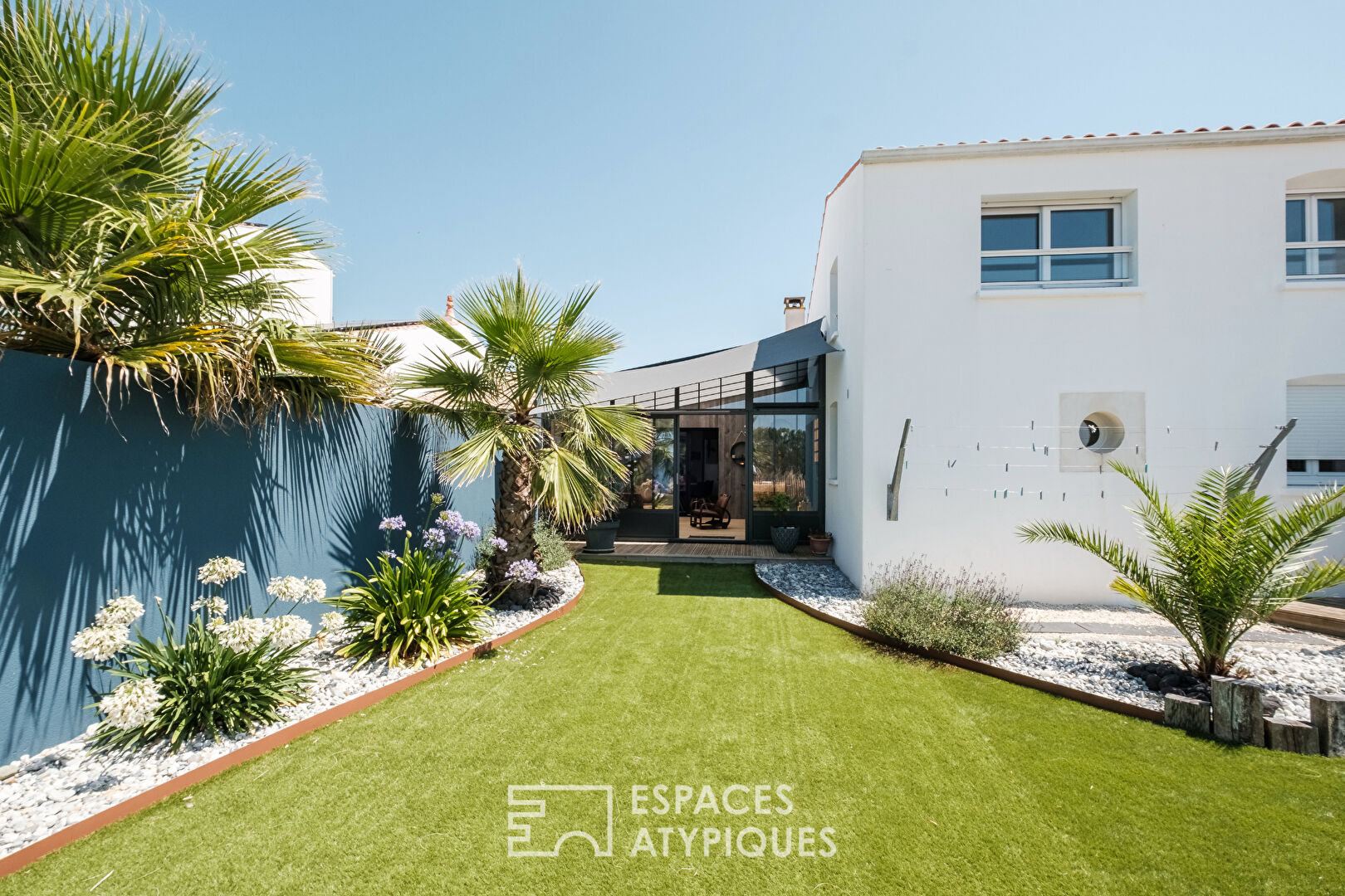 Family room with generous volumes and its indoor swimming pool