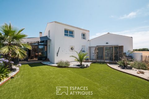 Family room with generous volumes and its indoor swimming pool