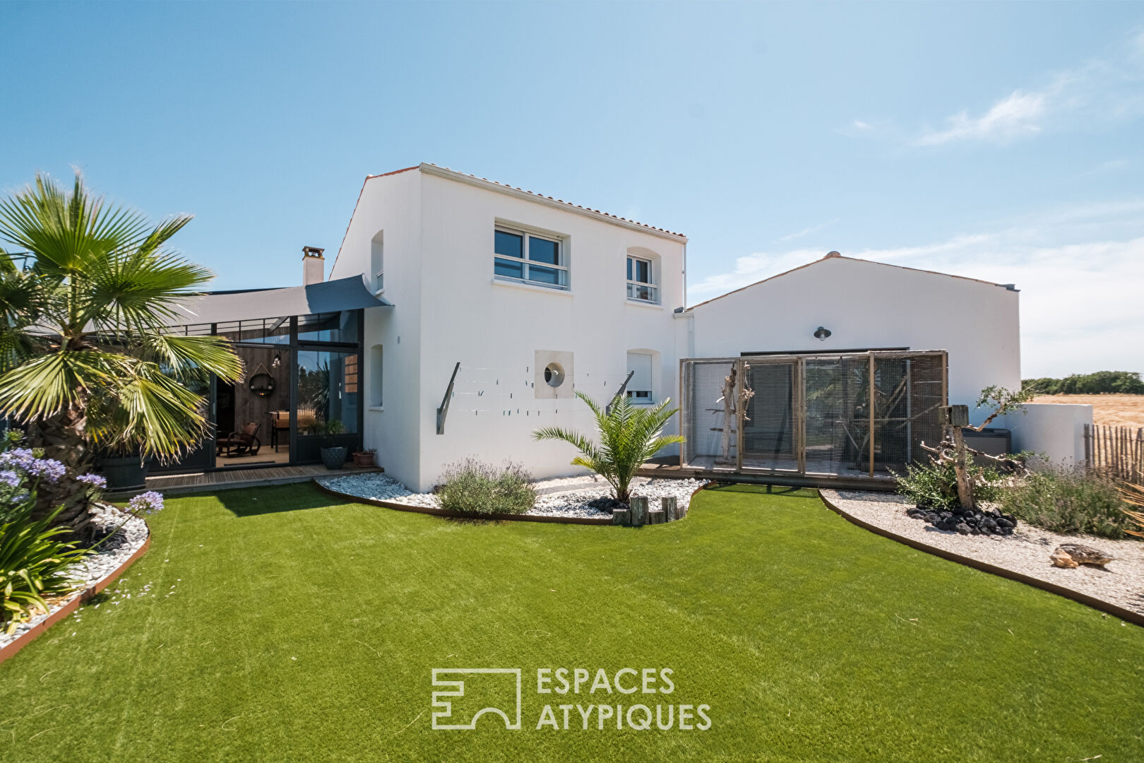 Family room with generous volumes and its indoor swimming pool