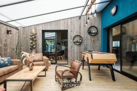 Family room with generous volumes and its indoor swimming pool