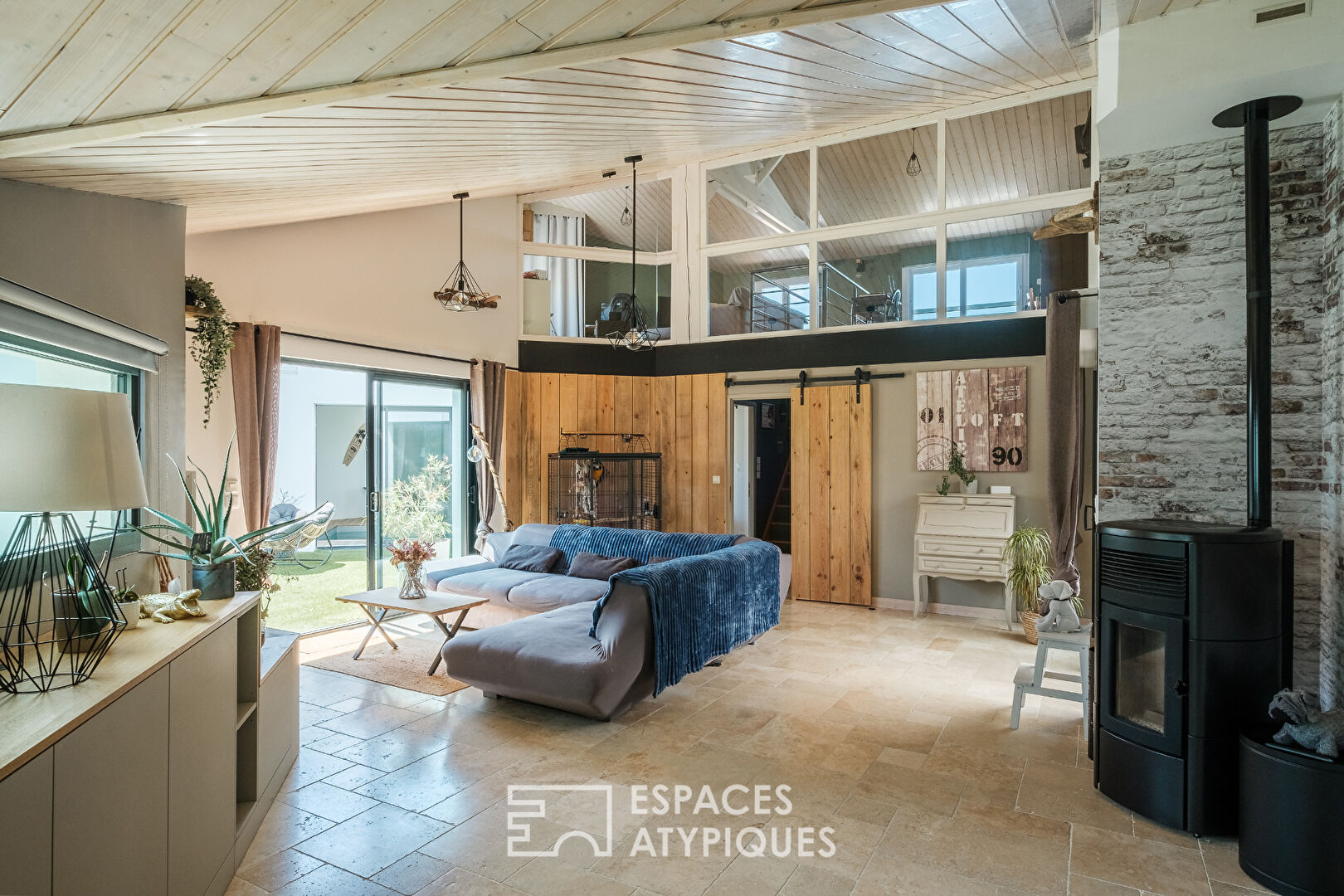Family room with generous volumes and its indoor swimming pool