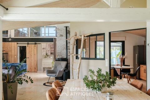 Family room with generous volumes and its indoor swimming pool