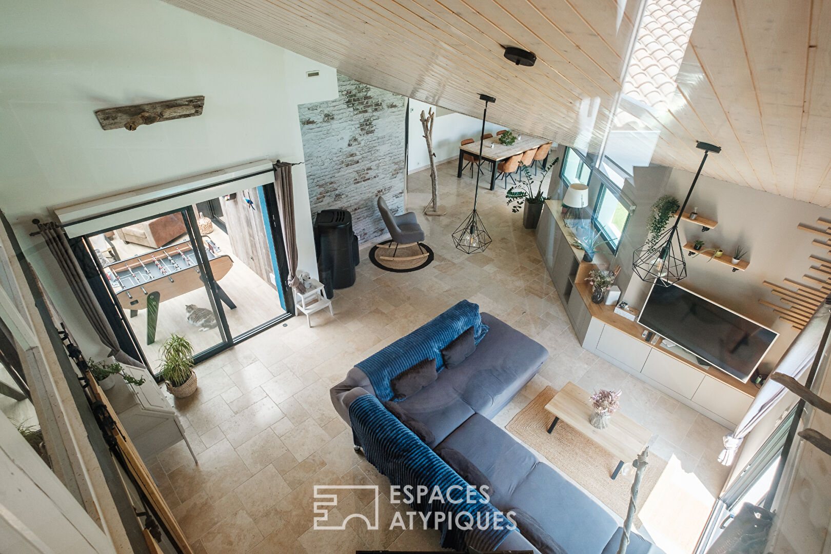Family room with generous volumes and its indoor swimming pool