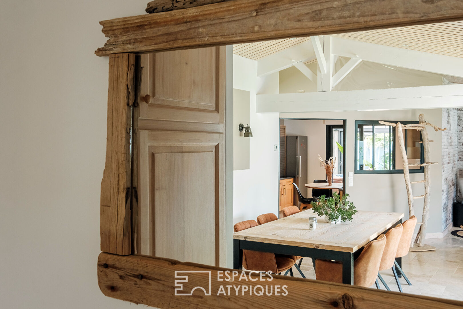 Family room with generous volumes and its indoor swimming pool