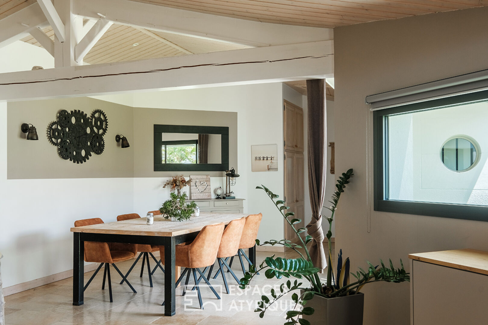 Family room with generous volumes and its indoor swimming pool