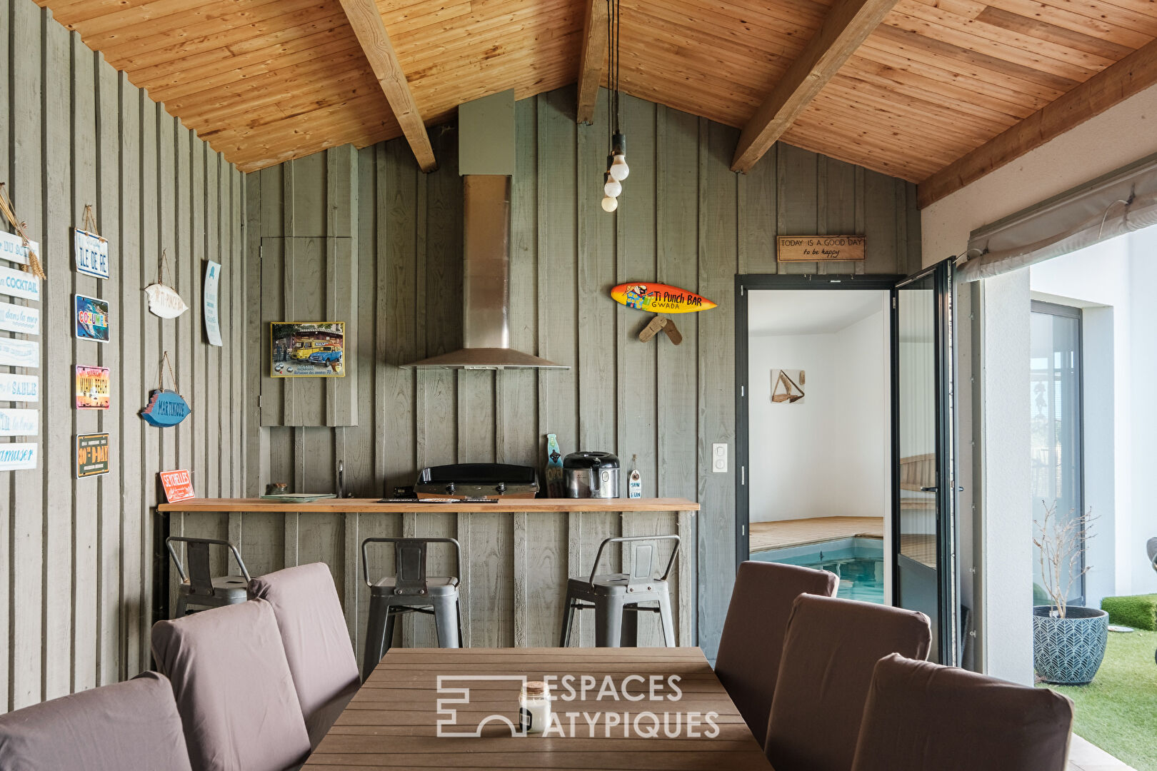 Family room with generous volumes and its indoor swimming pool