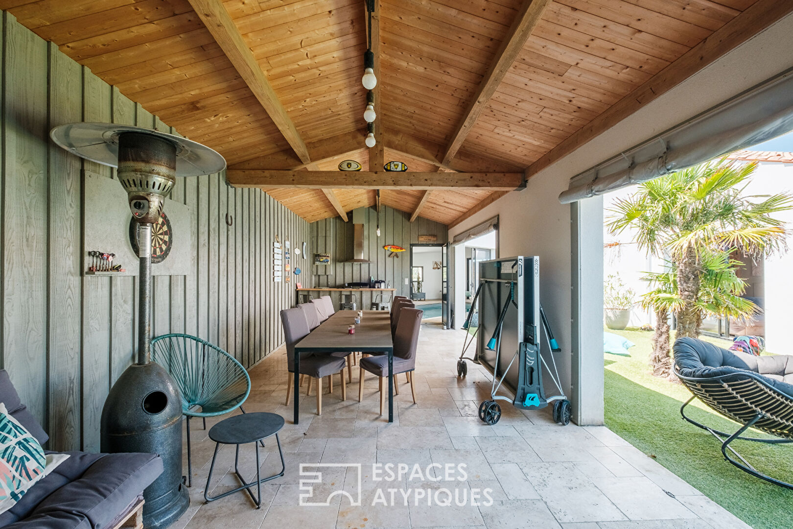 Family room with generous volumes and its indoor swimming pool