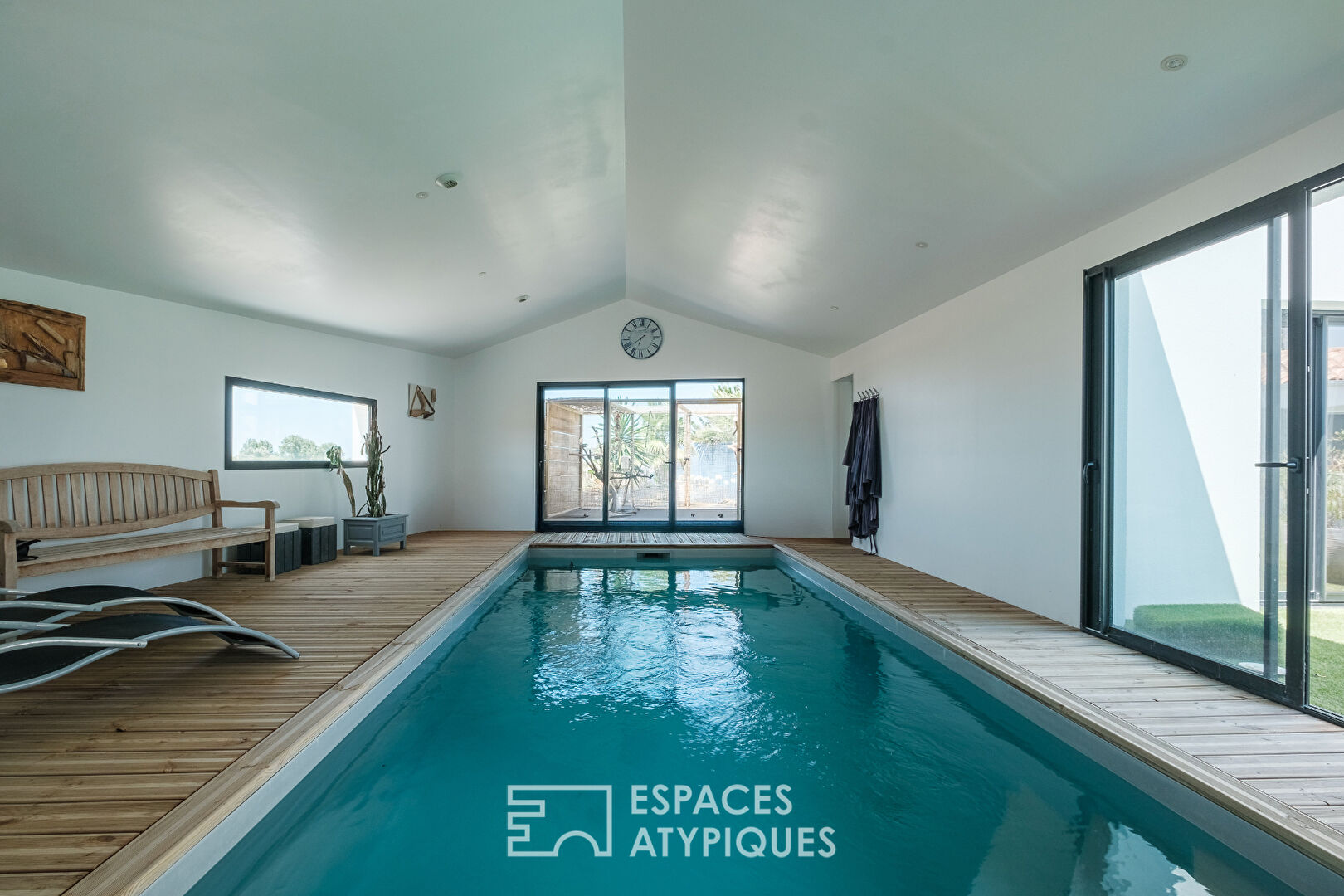 Family room with generous volumes and its indoor swimming pool