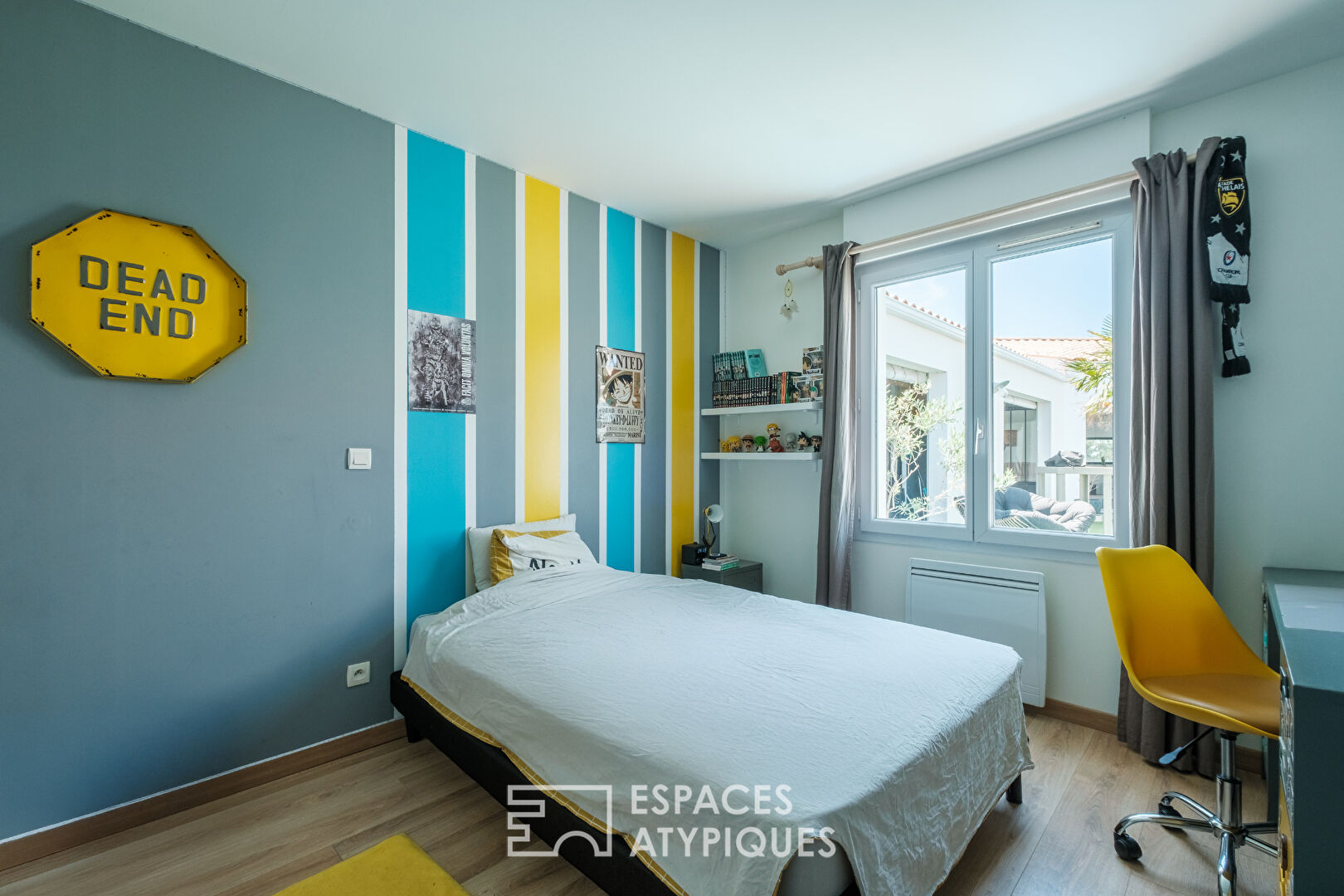 Family room with generous volumes and its indoor swimming pool