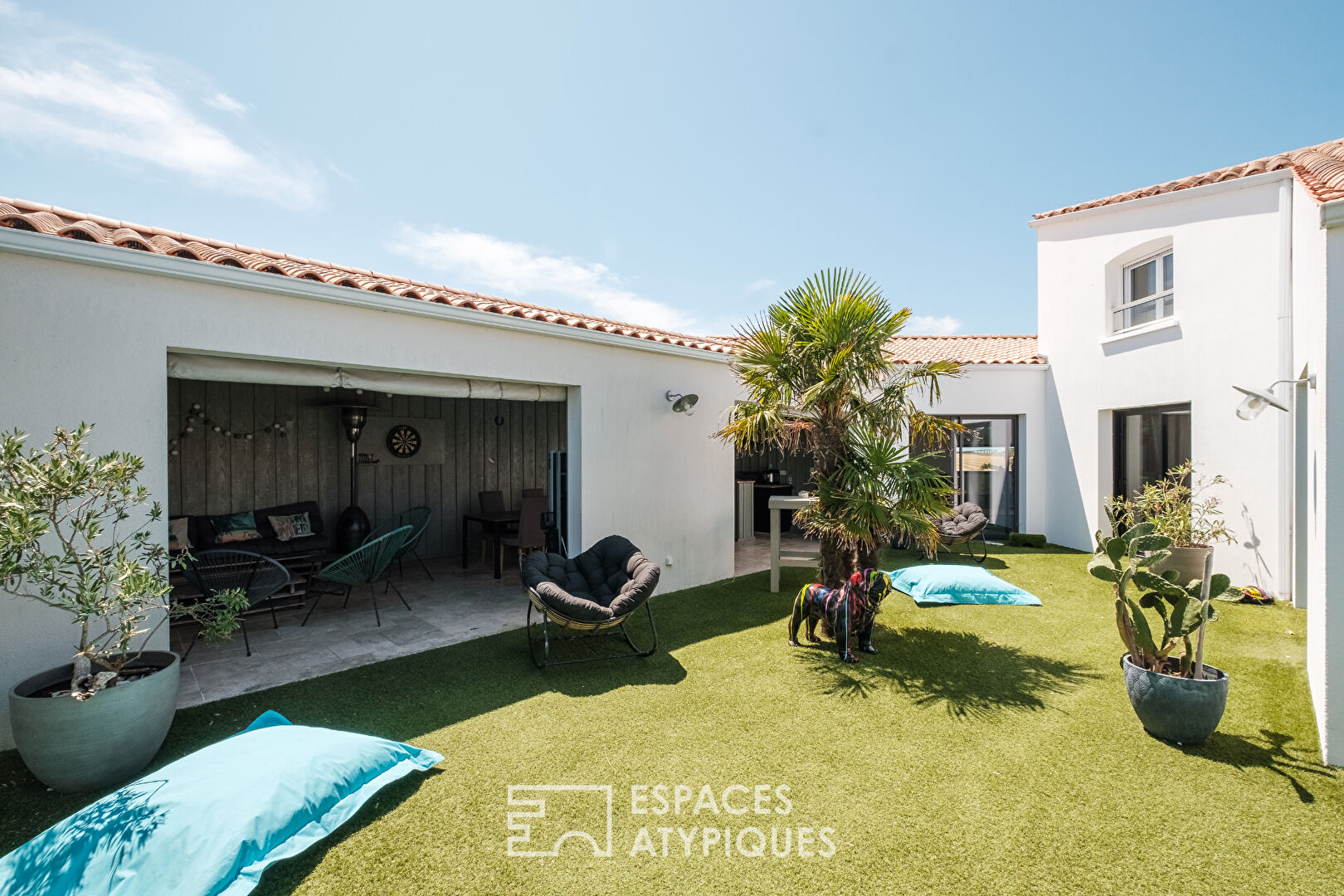 Family room with generous volumes and its indoor swimming pool