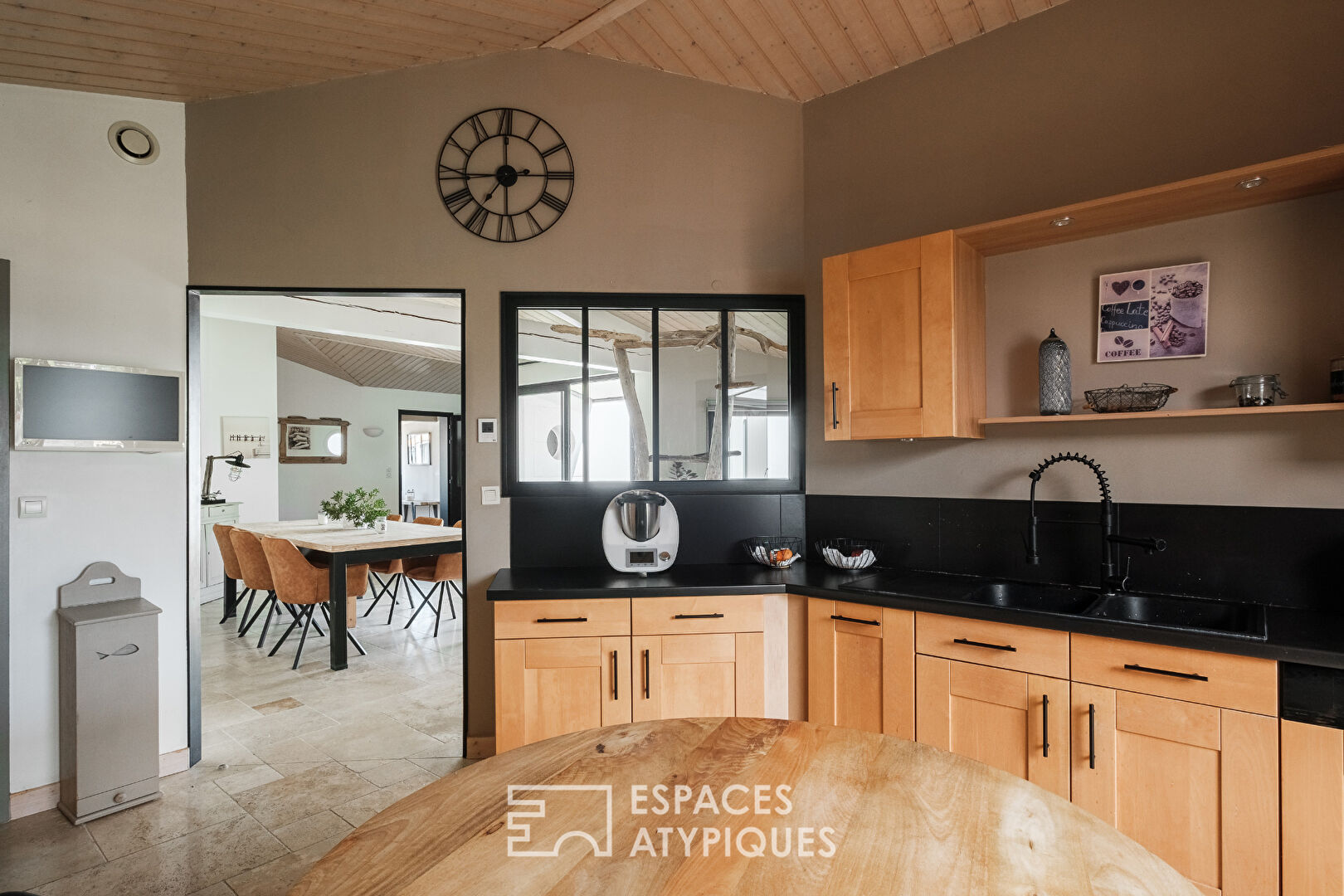 Family room with generous volumes and its indoor swimming pool